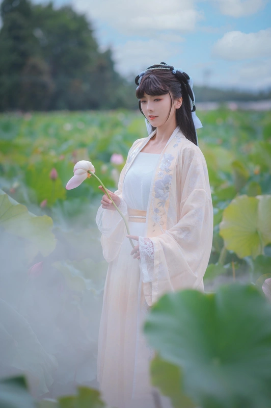 『汉服写真』荷叶罗裙一色裁，芙蓉向脸两边开。乱入池中看不见，闻歌始觉有人来。 - 拿相机的执义